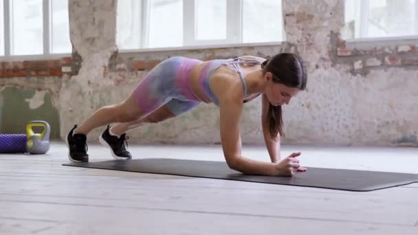 体形苗条 体格强壮的年轻女运动员在运动服训练中 在健身垫的板位上做运动 室内活动 Sportive Lifestyle Beauty Body Health Care — 图库视频影像