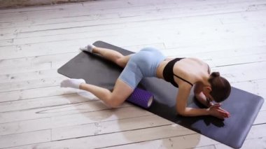 Genç sportif kız eğitiminin en iyi görüntüsü, gündüz vakti paspaslı köpükle vücut masajı yapmak. Spor yaşam tarzı, güzellik, vücut ve sağlık hizmetleri, fitness kavramı