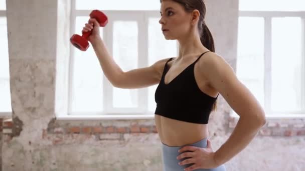 Jong Sportief Meisje Met Slanke Sterke Lichaamstraining Oefeningen Doen Met — Stockvideo