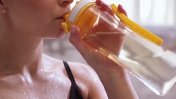 Sportowa Dziewczyna Pocącym Się Ciałem Pijąca Wodę Treningu Ćwiczenia Fitness — Wideo stockowe