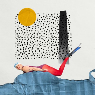 Mayo giymiş, şapkalı ve yüzgeçli bir kadının soyut suda yüzdüğü komik bir görüntü. Çağdaş sanat kolajı. Tatil, yaratıcılık, hayal gücü, eski tarz, eğlenceli konsept. Yaratıcı tasarım, poster