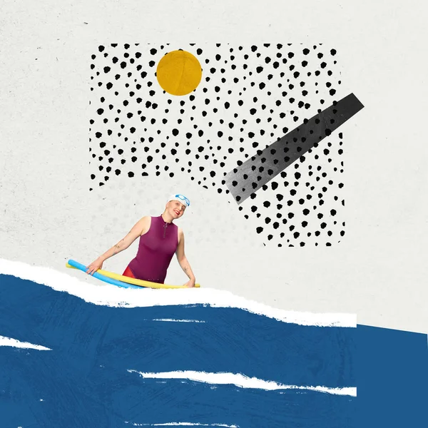 Junge Lächelnde Frau Die Ins Meer Schwimmt Sommerurlaub Spaß Genuss — Stockfoto