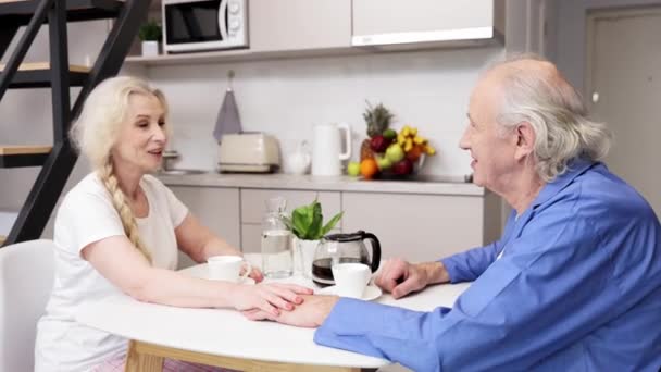 Hermosa Pareja Ancianos Hombre Mujer Desayunando Juntos Por Mañana Cocina — Vídeos de Stock