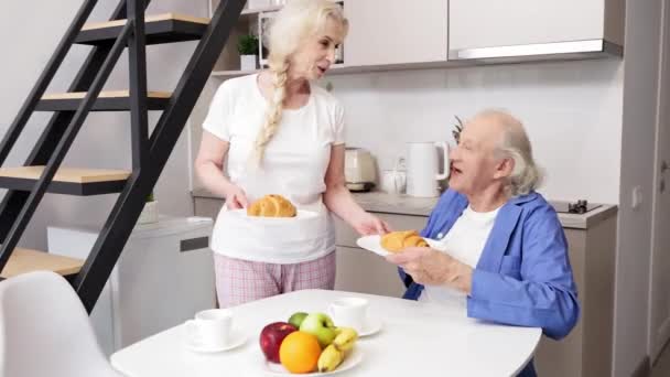 Glückliches Seniorenpaar Mann Und Frau Frühstücken Gemeinsam Der Küche Frau — Stockvideo
