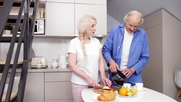 Glimlachend Stel Oudere Man Vrouw Huiskleding Keuken Morgens Samen Aan — Stockvideo