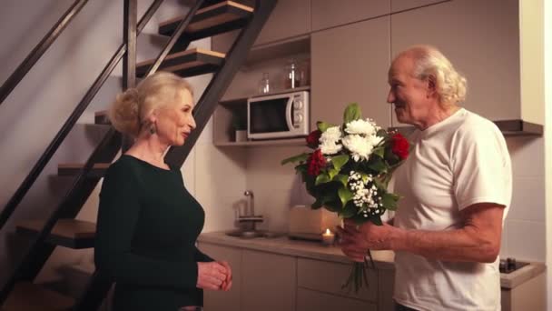 Glückliches Seniorenpaar Frauen Geburtstag Hause Lächelnder Ehemann Überreicht Blumen Seine — Stockvideo