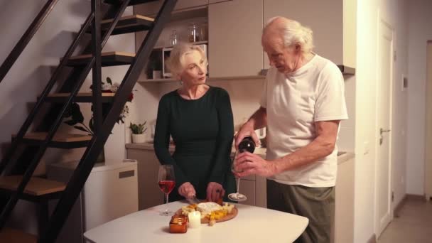 Mooi Senior Koppel Man Vrouw Koken Romantisch Diner Met Kaas — Stockvideo