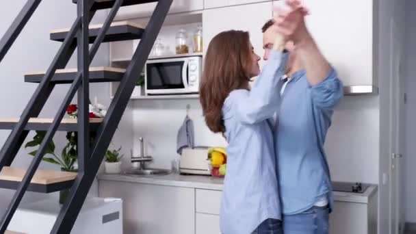 Mutlu Genç Bir Çift Kadın Erkek Birlikte Evde Vakit Geçiriyorlar — Stok video