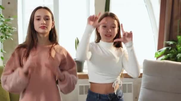 Tren Modern Dua Gadis Remaja Merekam Video Dengan Ponsel Menari — Stok Video