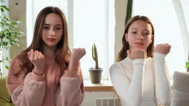 Populära Trender Två Tonårstjejer Vardagskläder Spelar Video Med Mobiltelefon Hemma — Stockvideo