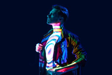 İçeride boşluk var. Daire şeklinde, çok renkli, neon ışıklı yakışıklı genç adam karanlık arka planda bedenin yansıması. Modern fotoğrafçılık, sanat, siber punk, tekno, yaratıcılık kavramı