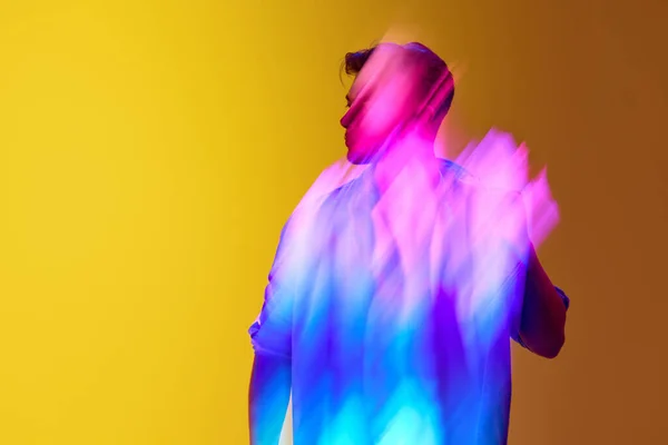 Mladý Stylový Muž Stojící Žlutém Pozadí Smíšeným Neonovým Pestrobarevným Světelným — Stock fotografie