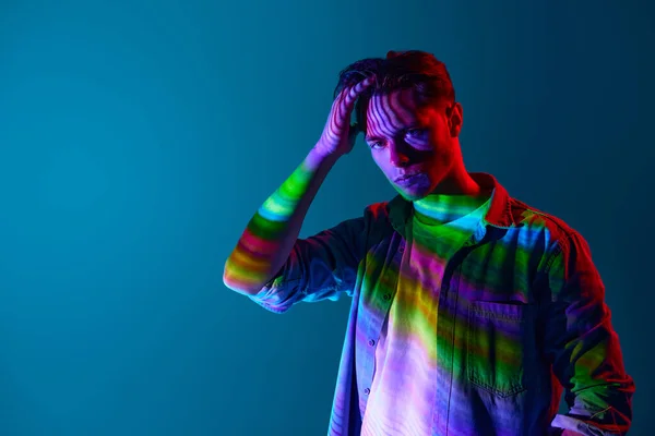 Bello Giovane Uomo Con Multi Colore Neon Strisce Digitali Riflessione — Foto Stock