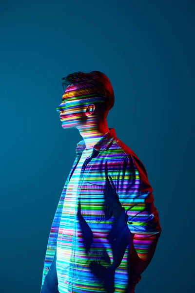 Visão Futurista Bonito Jovem Roupas Casuais Com Listras Digitais Multicoloridas — Fotografia de Stock