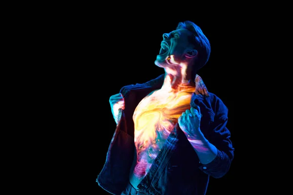 燃えるような感情のバースト ネオンの光で身体にデジタル空間の反射で叫んで若い感情的な男の表現の肖像画 現代の写真 アート サイバーパンク テクノ 創造性の概念 — ストック写真