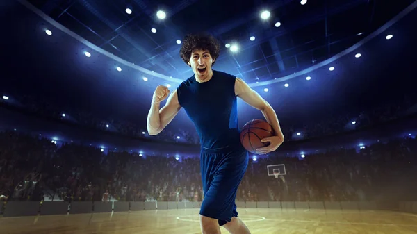 Sieg Erfolg Junger Mann Basketballspieler Uniform Der Mit Ball Stadion — Stockfoto