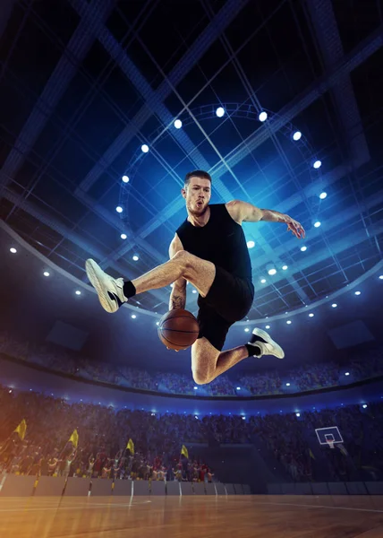 Dynamisches Bild Eines Jungen Mannes Professioneller Basketballspieler Bewegung Der Mit — Stockfoto