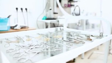Profesyonel veteriner kliniğinin genel değerlendirmesi, aletler, tıbbi hayvan muayenesi ve cerrahi tedavi araçları. Veteriner kliniği kavramı, hayvan, sağlık, bakım, tedavi, meslek