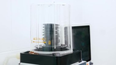 Ameliyat sırasında elektronik tıbbi cihazın yardımı, hareket halindeki oksijen makinesi. Veterinerlik kliniği kavramı, hayvan, sağlık, bakım, tedavi, meslek, teknoloji