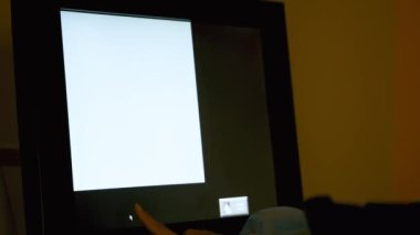 Veteriner modern florografiyi kullanarak muayene ediyor, veteriner kliniğinde kemik ve iç organları kontrol ediyor. Sağlığıma dikkat ediyorum. Veteriner kliniği kavramı, hayvan, sağlık, bakım, tedavi