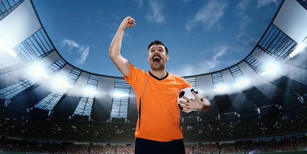 スポットライト付き3Dフィールド上のボールで勝利の外観を持つオレンジの制服を着たプロのサッカースポーツマン スポーツ ゲーム 感情の概念 — ストック写真