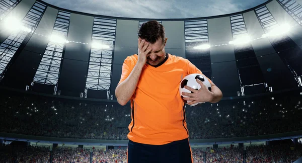 Spiel Verlieren Mann Fußballprofi Orangefarbener Uniform Mit Verzweifelten Händen Und — Stockfoto