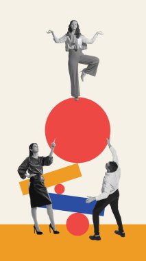 Beyin fırtınası. Şirket gelişimi için yaratıcı ve yenilikçi fikirler üreten bir grup çalışan. Çağdaş sanat. Ofis kavramı, iş, kariyer, başarı. Yaratıcı tasarım. Dikey yerleşim