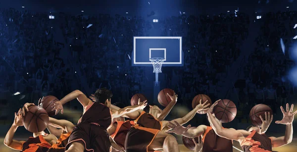 Creatieve Collage Mannelijke Basketbalspelers Beweging Tijdens Wedstrijd Het Stadion Met — Stockfoto