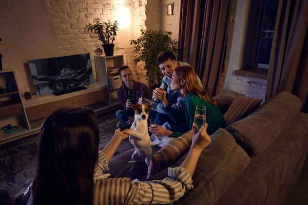 若者のグループは 幸せな友人のソファの上に自宅で夜に座って 一緒に時間を過ごす カラオケ 話をシンク レジャー活動 感情の概念 — ストック写真