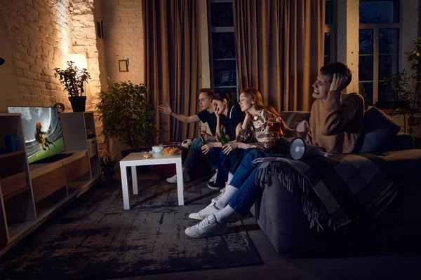 ゲームを失う 夕方には自宅のソファに座っている友人のグループは 感情的にアメリカンフットボールの試合のライブ翻訳を見て レジャー活動 感情の概念 — ストック写真