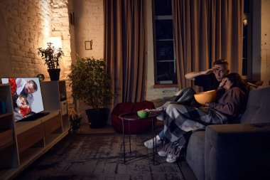 Genç, güzel, duygusal bir çift, erkek ve kadın akşamları evlerinde, kanepede oturup doktorlarla televizyon seyrediyorlar. İlişki kavramı, boş zaman aktivitesi, hafta sonları, duygular