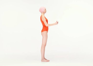 Kırmızı mayo ve yüzme şapkalı genç kız beyaz arka planda el ele tutuşup izole bir şekilde duruyor. Yan görüş. Eski tarz, spor, moda, gençlik, klasik. İlan için alanı kopyala