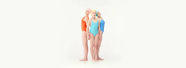 Apoio Três Meninas Trajes Banho Coloridos Retrô Bonés Natação Isolados — Fotografia de Stock