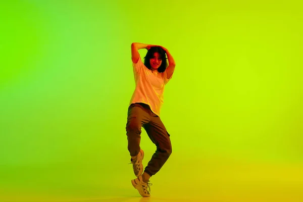 Artistieke Jonge Danseres Die Eigentijdse Hiphop Speelt Tegen Gradiënt Groen — Stockfoto
