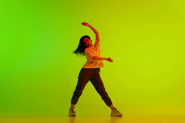 빛에서 배경에 대항하는 댄서의 역동적 이미지입니다 움직임의 — 스톡 사진