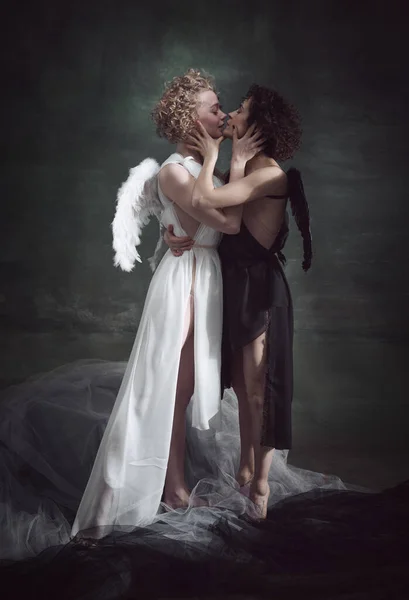 两个女人的画像 天使和恶魔在黑暗 古老的背景下亲吻 罪恶的爱情同性婚姻 历史的概念 好与坏 创造性摄影 Lgbt — 图库照片