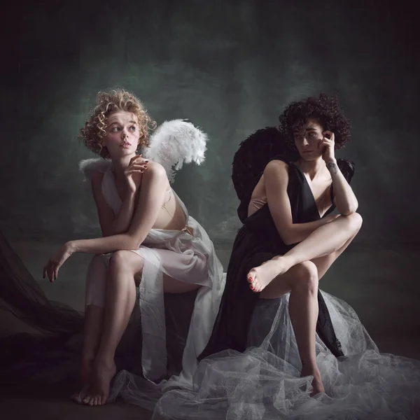 两个女人的肖像 天使和恶魔在黑暗 古老的背景下 人类的平衡 历史的概念 好与坏 创意摄影 — 图库照片