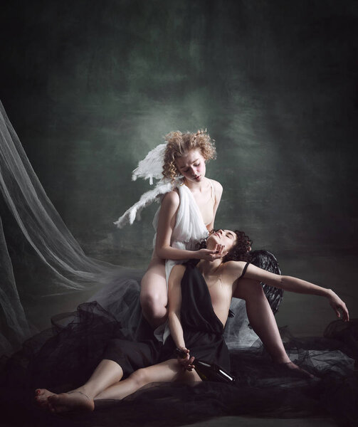 Алкогольная зависимость. Портрет двух женщин, ангела и демона на темном, зеленом, винтажном фоне. Любовь. Концепция истории, добра и зла, творческая фотография, зависимость, проблемы