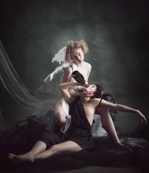 アルコール依存症 ダーク グリーン ヴィンテージの背景に対する2人の女性 天使と悪魔の肖像画 精神衛生上の問題 歴史の概念 良いと悪い 創造的な写真 — ストック写真