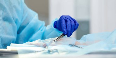 Doktorların yakın plan görüntüsü koruyucu eldivenler, cerrah önderliğinde ameliyat aletleri, aletler. Tıp, hastane, sağlık, tedavi, meslek kavramı