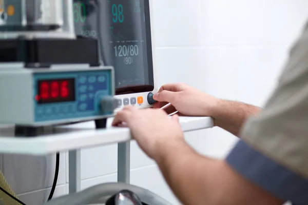 病人监测 测量病人的生命体征 外科治疗中的电子医疗设备帮助 宠物护理 专业概念 — 图库照片