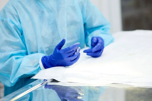 外科医の手はプロの医療用具を保持する 防護手袋とエプロンを着用した医師 職業の概念 — ストック写真