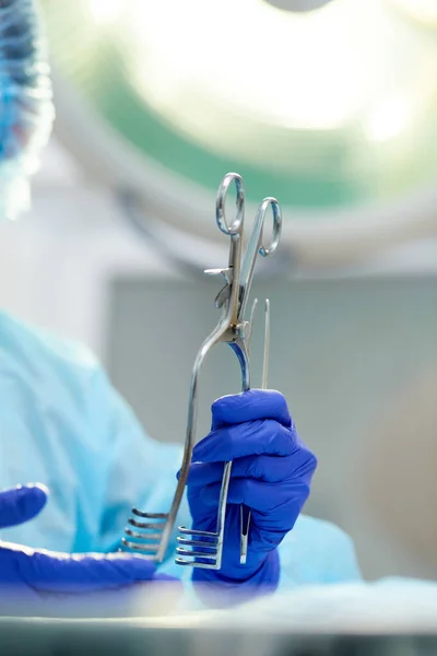 Γιατροί Χειρουργοί Χέρια Επαγγελματικά Ιατρικά Εργαλεία Γιατρός Προστατευτικά Γάντια Και — Φωτογραφία Αρχείου