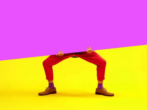 Мужские Ноги Красных Штанах Классическая Обувь Ярко Желтом Фиолетовом Фоне — стоковое фото