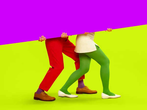 Mężczyzna Kobieta Jasnych Kolorowych Ubraniach Spodniach Prawach Spacerujących Żywym Zielonym — Zdjęcie stockowe