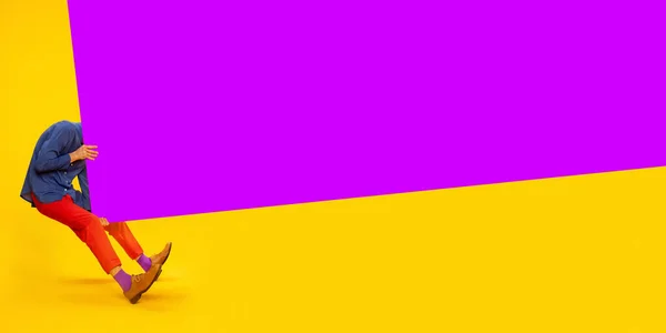 野心と動機 紫の要素を持つ黄色の背景にカラフルでスタイリッシュな服の男 創造的なビジョン ファッションの概念 補完的な色 バナーだ 広告のコピースペース — ストック写真