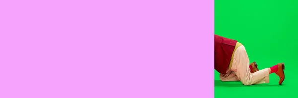 Мужское Тело Классической Одежде Розовом Зеленом Фоне Фотография Поп Арта — стоковое фото
