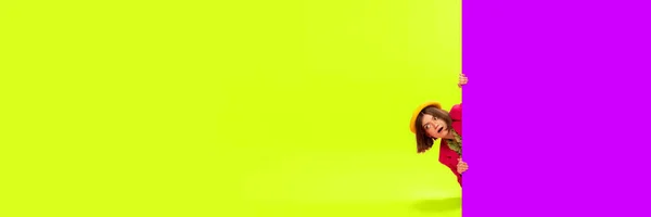 Возбужденная Молодая Девушка Выглядывающая Ярко Зеленый Фиолетовый Фон Покупки Продажи — стоковое фото