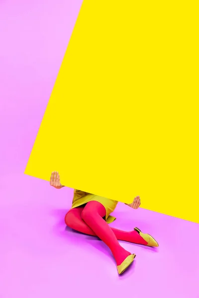 黄色とピンクの背景にカラフルなタイツの女性の足 テキスト用の空のスペース ポップアートの写真 創造的なビジョン ファッションの概念 補完的な色 バナーだ 広告のコピースペース — ストック写真