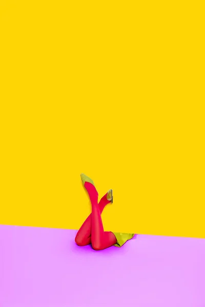 在鲜亮的黄色和粉色背景下 女性的腿穿着五颜六色的紧身衣 垂直布局 文字空间 流行艺术风格 艺术的概念 创意的远见 互补的颜色 广告的复制空间 — 图库照片